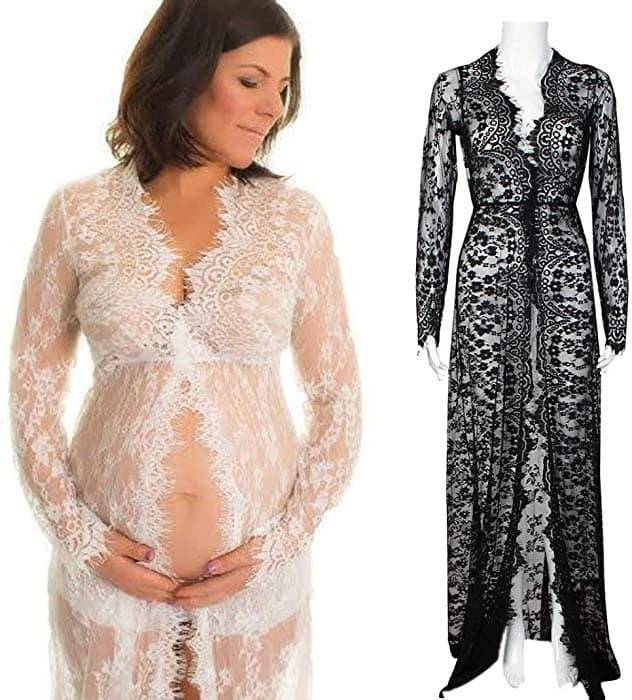 C'est une longue robe en dentelle achetée sur Amazon, elle a un col en V et des manches longues, elle est ouverte en dessous de la poitrine, elle est de couleur blanche, la taille est unique