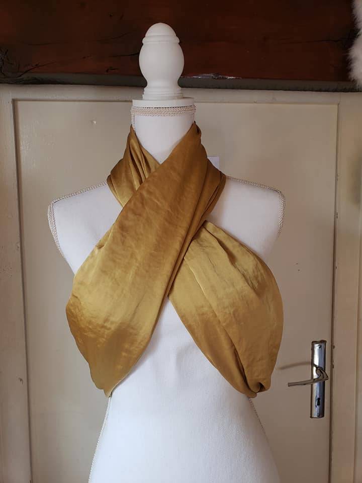 C'est un foulard qui mesure 4 metres qui peut être utilisé aussi bien en accessoire qu'en tenue, ce foulard est soyeux et de couleur moutarde il a été acheter ur Mii-Estilo