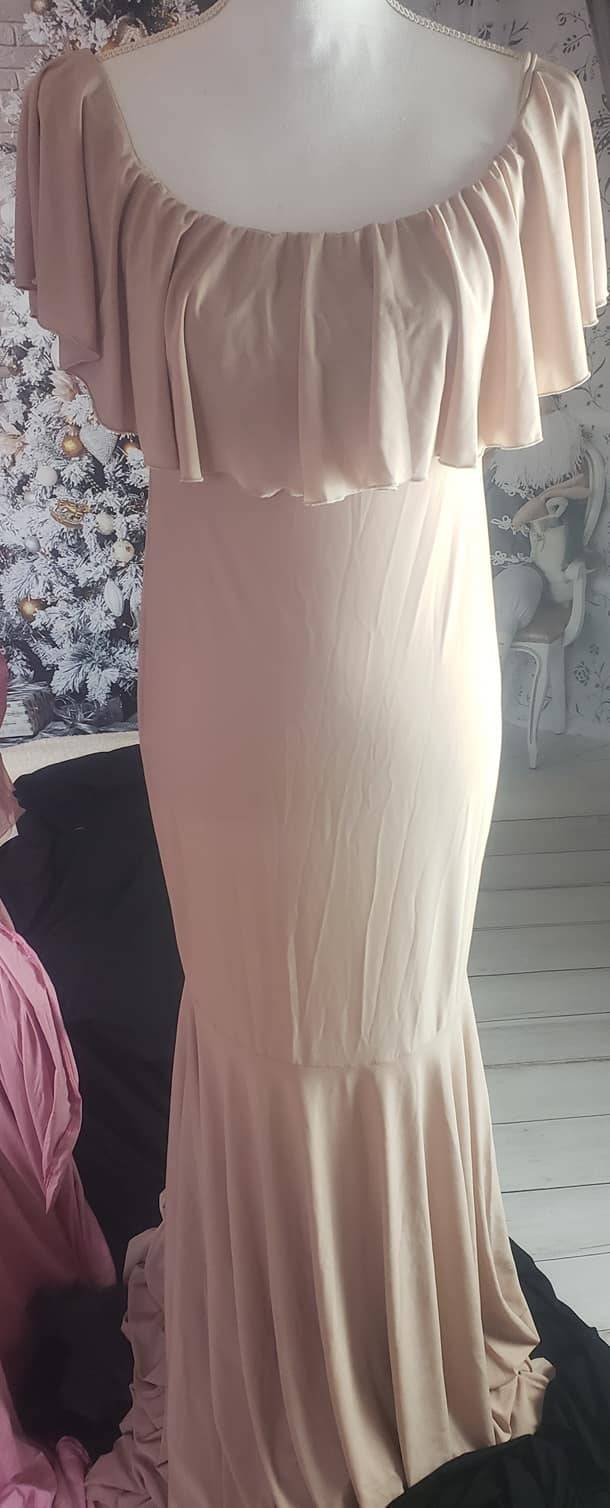 Robe de grossesse beige chic et tendance, très élastique, Taille Unique. La robe peut être portée de deux façons : vous pourrez mettre vos mains à l'intérieur ou à l'extérieur de celle ci. La robe provient du site P'tit Style Pour La Photographie