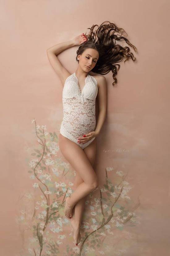 Ce body blanc provient du site P'tit Style Pour La Photographie, c'est une Taille Unique. Ce body s'adapte parfaitement avec mon fond : Twiggy peach.Ce body n'a pas été encore portée , la photo by Lydia becker