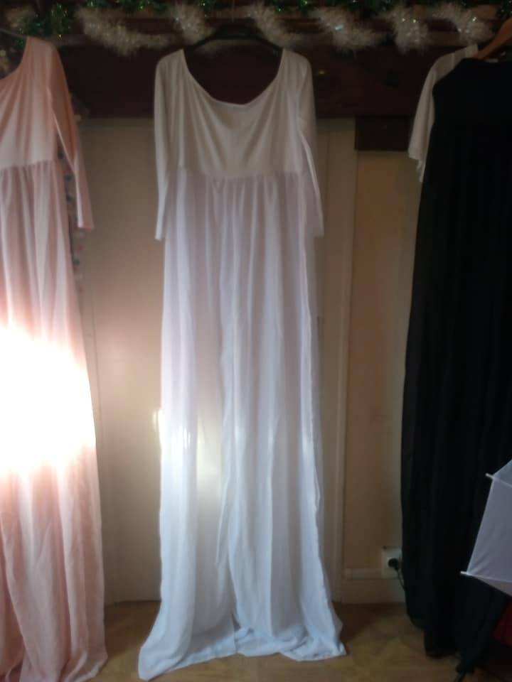 Cette robe blanche possède des manches longue, elle est ouverte en dessous de la poitrine, c'est une taille unique, une culotte de la même couleur est assortie. Cette robe a été rachetée a une collègue