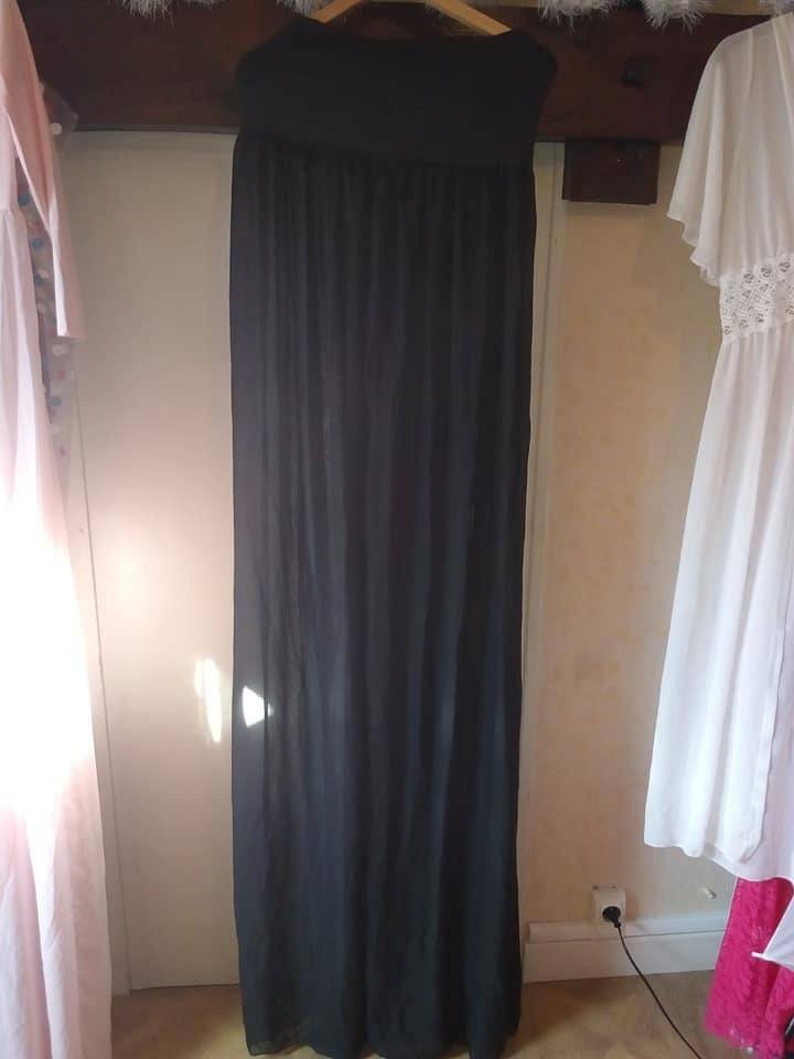 Cette robe bustier est noire, elle a un rembourrage au niveau de la poitrine, elle est ouverte en dessous de la poitrine, taille unique, une culotte de la même couleur est assortie. Cette robe a été rachetée a une collègue