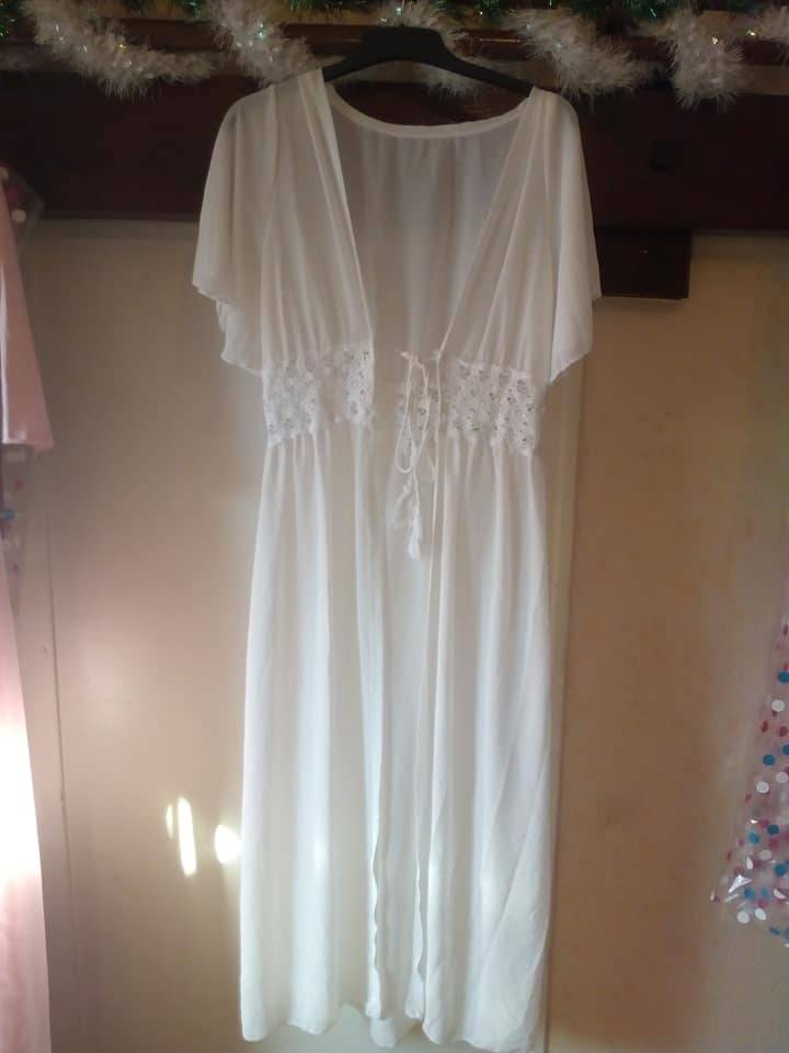 Cette robe est completement ouverte, transparente blanche, taille unique, idéale pour du studio, je l'ai rachetée à une collegue.elle n'a pas été encore portée