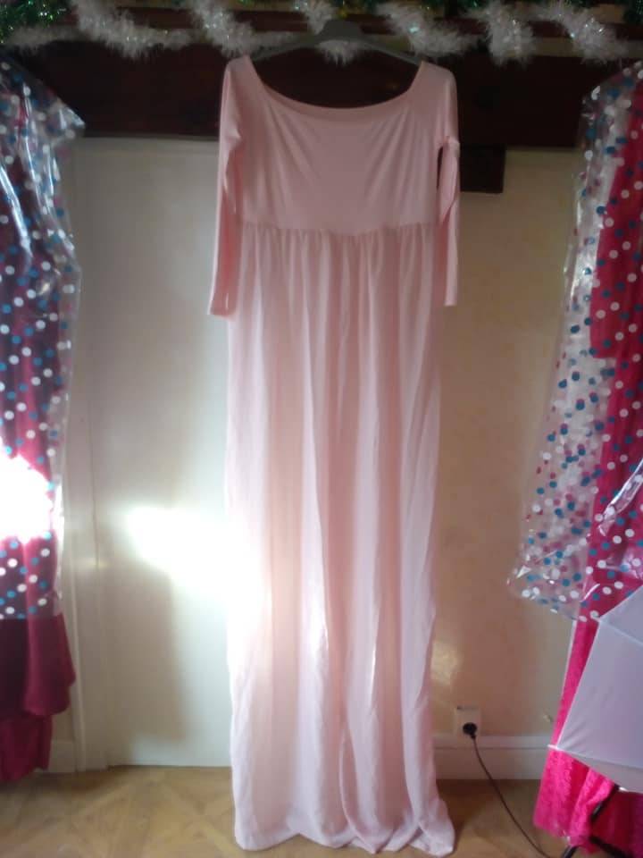 Cette robe rose saumon possède des manches longue, elle est ouverte en dessous de la poitrine, c'est une taille unique, une culotte de la même couleur est assortie. Cette robe a été rachetée a une collègue