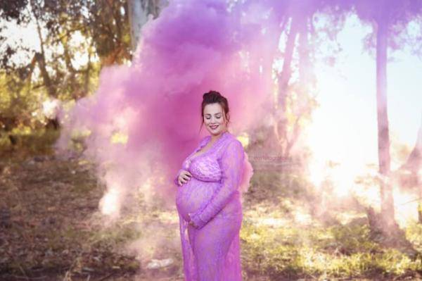 C'est une robe violette en dentelle achetée sur Atrezo Foto Infantil, elle est de couleur violette les mesures approximative est de 170cm x 60cm,elle n'a pas été encore portée
