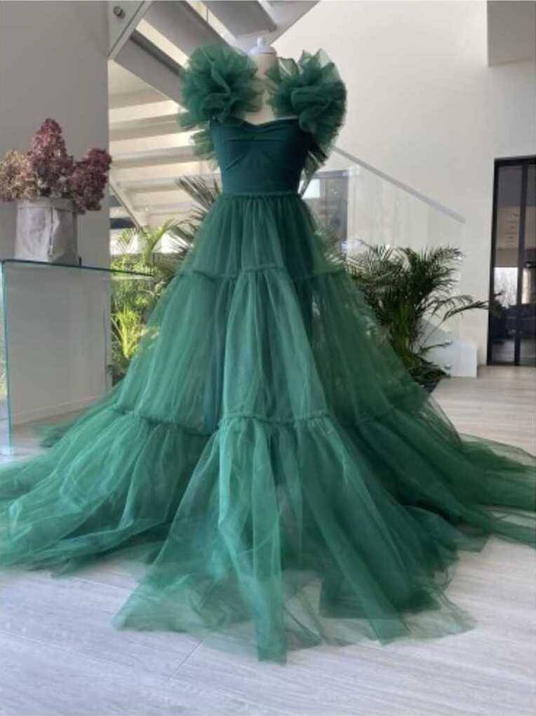 Robe verta composer en 5 parties : 1 body , 2 manches amovibles , 1 jupe en jersey et 1 jupe en tulle qui vient de chez p'tit style pour la photographie