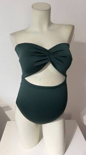 Un ensemble bandeau et culotte haute couleur vert sapin . Le tissu est extensible.  Taille unique du 36 au 40 