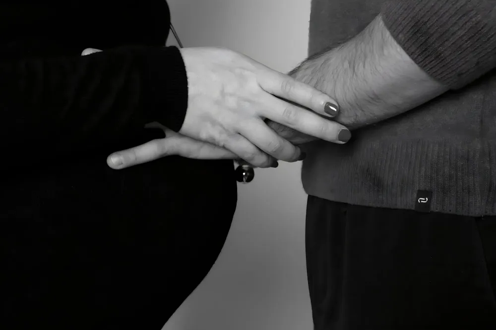 seance-grossesse-mains-couple-attendre-bebe-photographe-dijon.jpg
