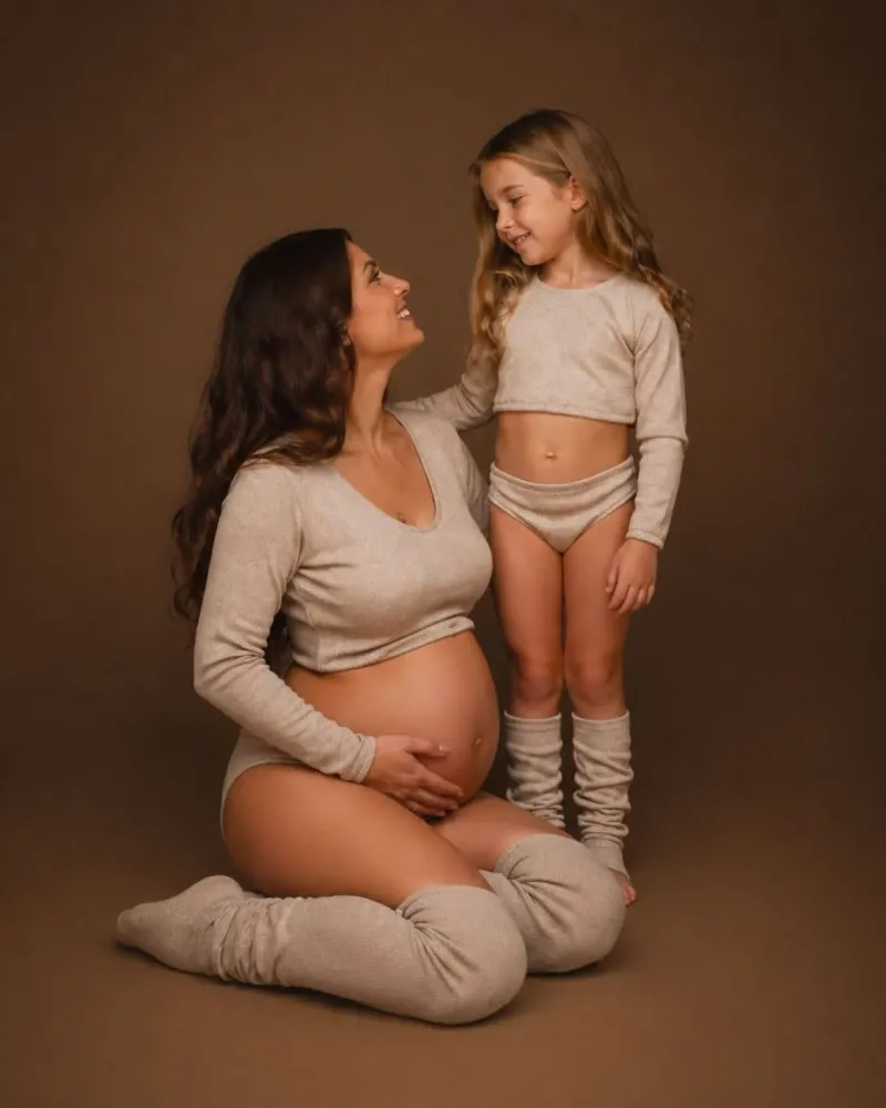 tenue-maman-enfant-assortie-grossesse-photographe-dijon