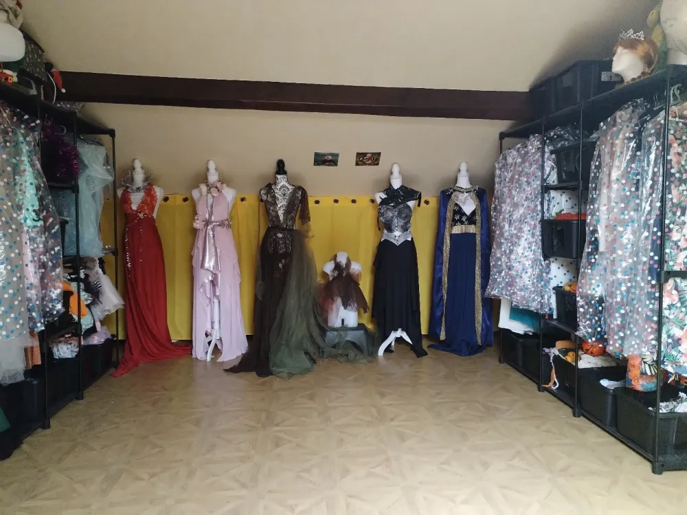 Dressing avec robes et accessoires pour séances grossesse, portrait et maternité au home studio à Dijon