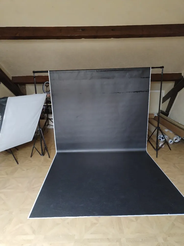 Espace prise de vue du home studio de Sabrina Maignot Photographe à Dijon avec fonds photo professionnels