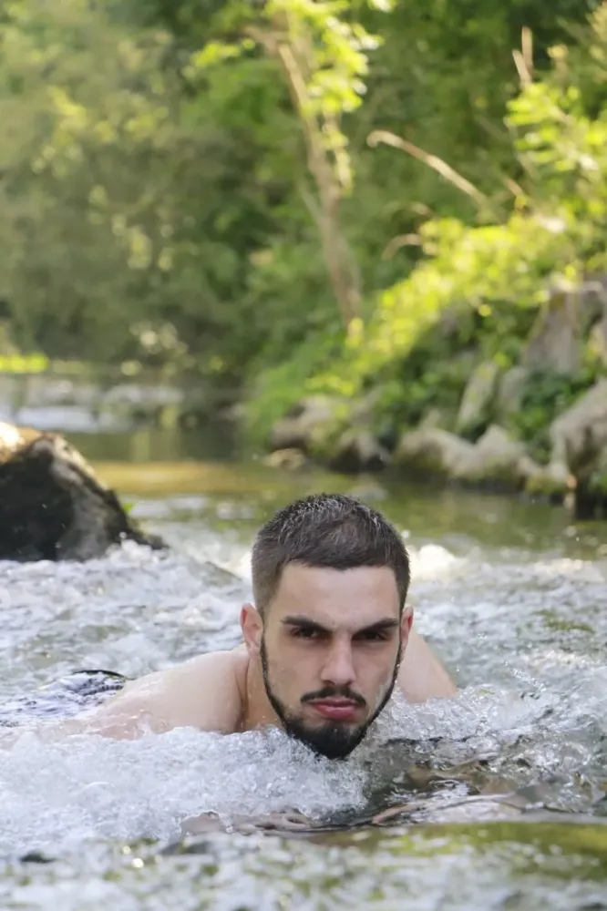 Jeune homme – séance photo été en rivière à Dijon
