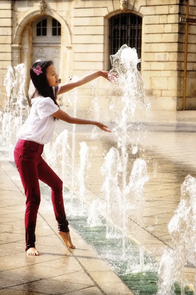 juliette – séance photo dans les jets d'eau à Dijon
